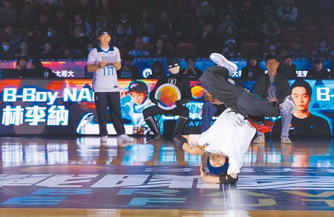 台灣大運動家族選手NANA以連續20秒的「單肘拋」動作回擊，搭配強烈節奏感，震撼全場。（台灣大提供）