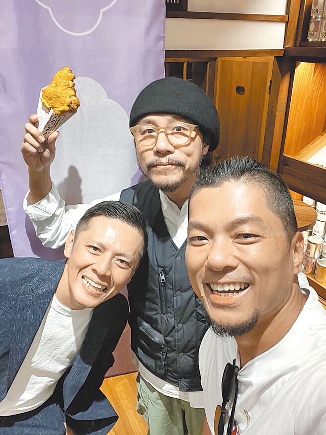 陳耀訓（左起）、方序中與將軍府聯手推廣花蓮高品質芋頭，打造OOA品牌，右為任聿新。（任聿新提供）