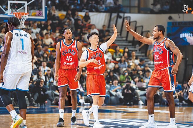 領航猿後衛李家慷（中）22日投進6顆三分球，攻下生涯新高32分。（桃園璞園領航猿提供）