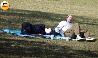 直擊》「天后的男人」13年長跑仍不婚 與女友公園約會「1動作」洩浪漫