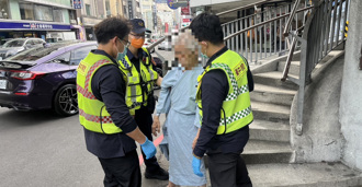掛尿袋病服翁跌坐天橋階梯 手環指路！暖警助送返醫院