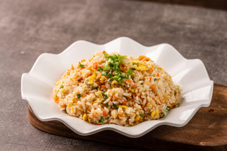 隔夜飯做成炒飯 男吃完休克插管 醫：中毒了