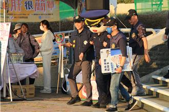 警方攜手警察寶寶打詐  移動不便像被「帶案」走星光大道