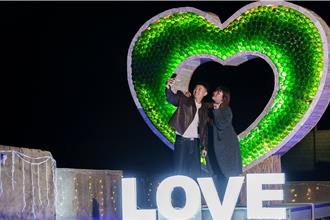 「曖曖在海邊」情人節裝置藝術 落腳山海國小