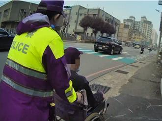 輪椅男子外出購物遇困難 中壢暖警助平安返家
