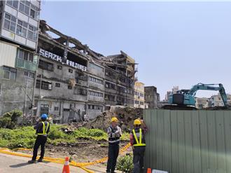 清水烂尾楼持续拆除坍陷物 住户哀嘆有家归不得