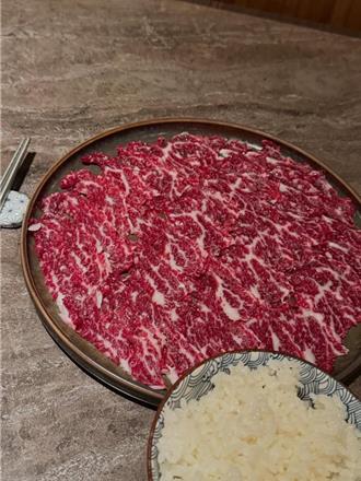 「温体牛天花板」牛琅火锅疑爆食安问题！顾客狂吐挂急诊 