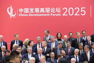 李嘉誠賣港口爭議未解 次子李澤楷赴北京「同框」李強