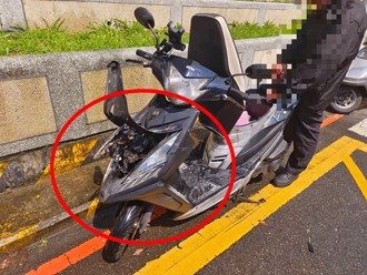 機車行駛途中冒煙起火　騎士急停路邊報案