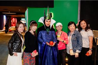 模仿席琳狄翁還不夠！潘若迪化身壞皇后現身信義區 送毒蘋果遭拒