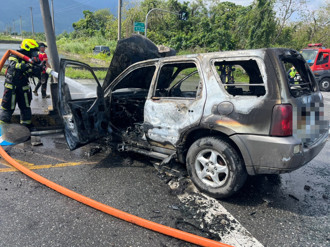 花蓮轎車自撞分隔島起火！ 燒到剩骨架  駕駛驚險逃生送醫