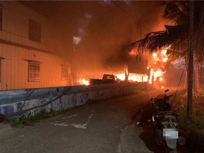 屏东县竹田乡今日清晨一处铁皮屋住宅发生火警，消防人员赶往救4名伤者，紧急送医。（屏东县消防局提供／罗琦文屏东传真）