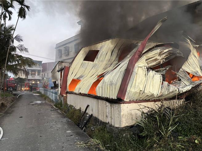 屏东县竹田乡今日清晨一处铁皮屋住宅发生火警，消防人员赶往救4名伤者，紧急送医。（屏东县消防局提供／罗琦文屏东传真）