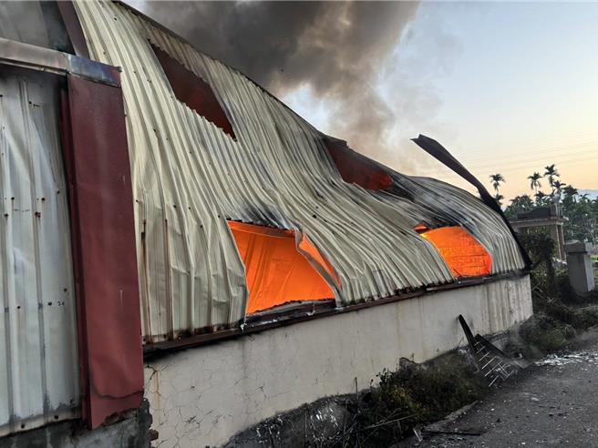 屏东县竹田乡今日清晨一处铁皮屋住宅发生火警，消防人员赶往救4名伤者，紧急送医。（屏东县消防局提供／罗琦文屏东传真）