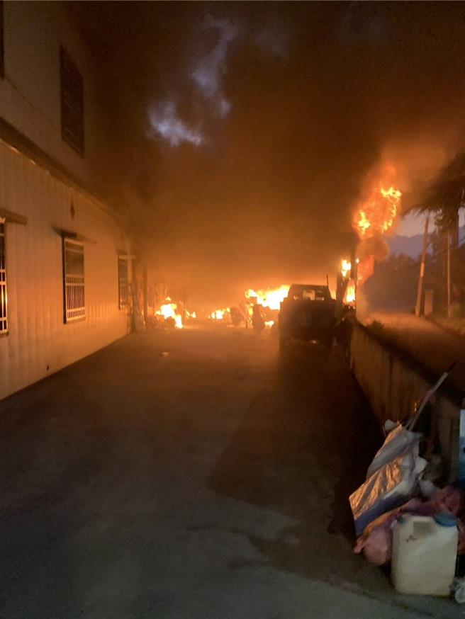 屏东县竹田乡今日清晨一处铁皮屋住宅发生火警，消防人员赶往救4名伤者，紧急送医。（屏东县消防局提供／罗琦文屏东传真）