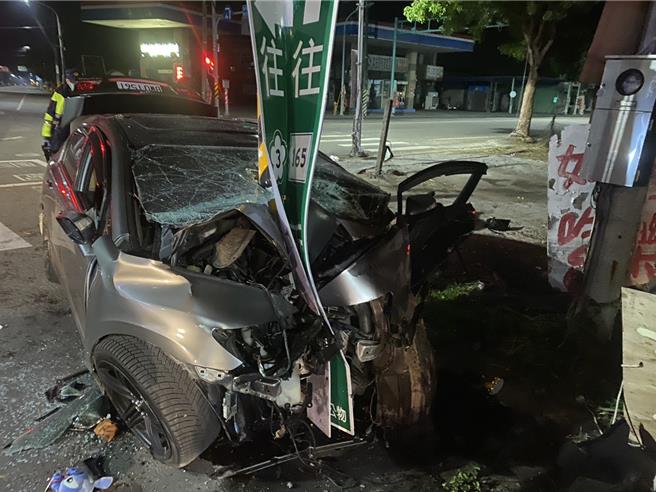 台南市白河区1名男子24日凌晨1时许驾车自撞，车头嵌入号志杆严重凹陷，警消赶到急救后送医仍宣告不治。（读者提供／程炳璋台南传真）