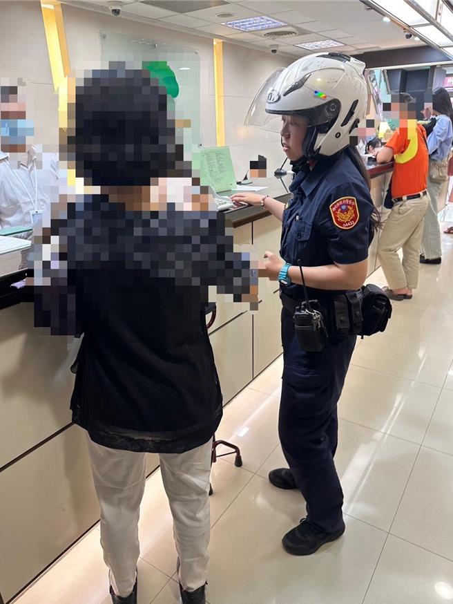 新北警與金融機構合作，共同防止臨櫃詐騙。（新北市警察局提供）