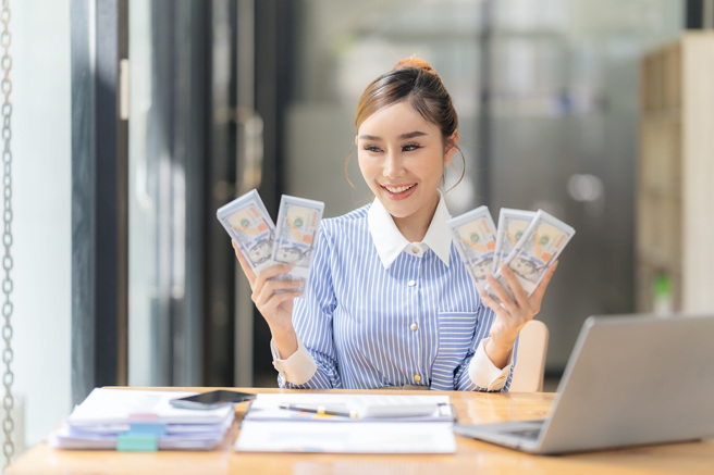 生肖屬牛、馬、兔和蛇的人在3月底迎來事業、財運雙豐收，其中屬牛人有望突破現狀、收穫豐厚回報。（示意圖：Shutterstock／達志）