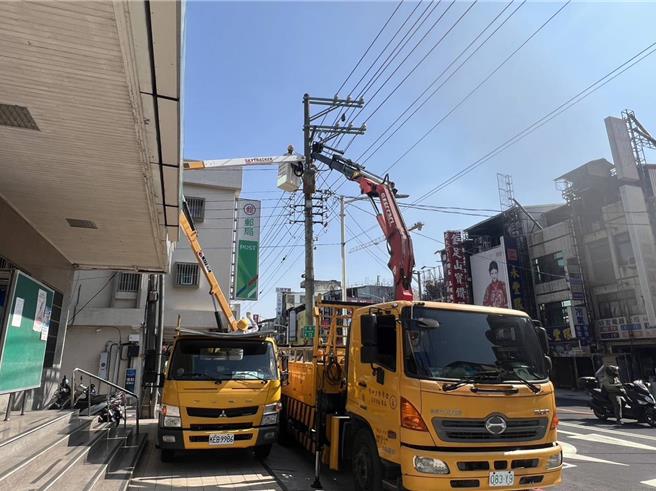 高雄市左营区左营大路一带，今早7时57分无预警停电，台电高雄区处获报紧急派员抢修。（台电高雄区提供）