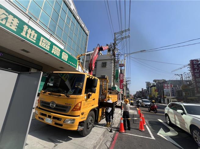 高雄市左营区左营大路一带，今早7时57分无预警停电，台电高雄区处获报紧急派员抢修。（台电高雄区提供）