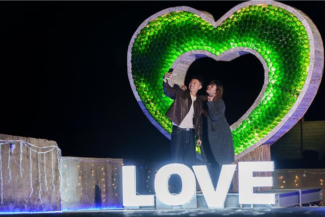 紅柴坑漁港「曖曖在海邊」情人節裝置藝術「一生一世」，落腳恆春鎮山海國小。（屏東縣政府提供／羅琦文屏東傳真）