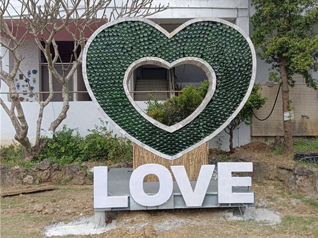 紅柴坑漁港「曖曖在海邊」情人節裝置藝術「一生一世」，落腳恆春鎮山海國小。（山海國小提供／羅琦文屏東傳真）