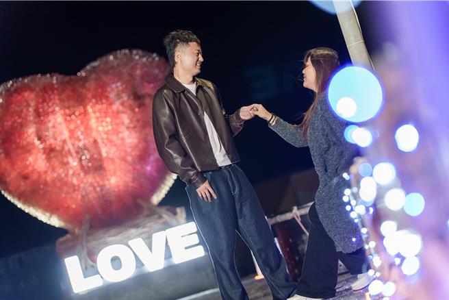 山海漁港「曖曖在海邊」情人節裝置藝術「喚曖歸巢」，安置在萬里路、山海路交叉路口，成為山海里的門面。（屏東縣政府提供／羅琦文屏東傳真）