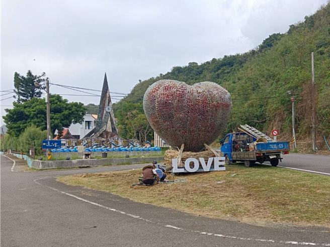 山海漁港「曖曖在海邊」情人節裝置藝術「喚曖歸巢」，安置在萬里路、山海路交叉路口，成為山海里的門面。（山海國小提供／羅琦文屏東傳真）