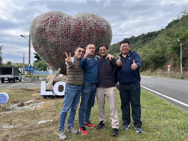 屏東書法家李國揚（右二）日前經過「喚曖歸巢」，特別留言致意山海國小校長楊瑞麟。（山海國小提供／羅琦文屏東傳真）