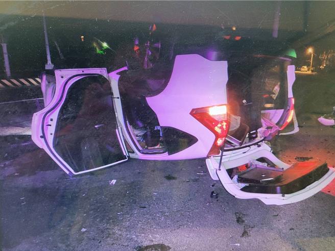 汤女车辆遭撞翻。（民眾提供／李京升台中传真）