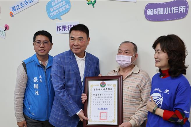 苗栗县政府在竹南镇设立专为自闭症患者服务的「知星工坊」，24日由县长锺东锦揭幕启用，并致赠感谢状给提供房屋的房东林庆朝。（谢明俊摄）