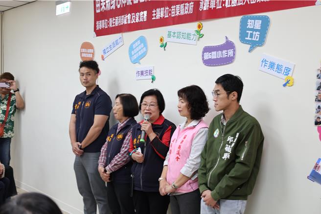 苗栗县政府在竹南镇设立专为自闭症患者服务的「知星工坊」，24日由县长锺东锦揭幕启用，多名县议员到场祝贺。（谢明俊摄）