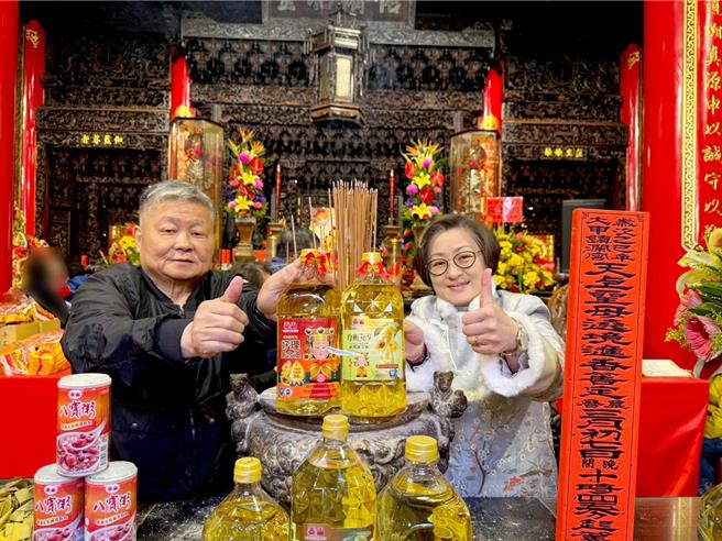 泰山企业沈怡君总经理与大甲镇澜宫顏清标董事长共同为联名商品祈福。（泰山企业提供／朱世凯台北传真）