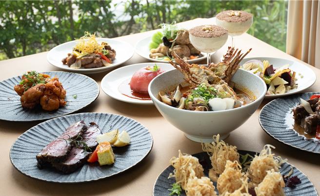 长荣文苑酒店（嘉义）欢庆五周年，于2楼咖啡厅推出「食尚飨宴美食节」全新菜单，以精湛厨艺创作十多道中、西式特色料理，并祭出平日周一~周四午、晚餐「五位同行一人免费」超值优惠。（长荣文苑酒店提供）