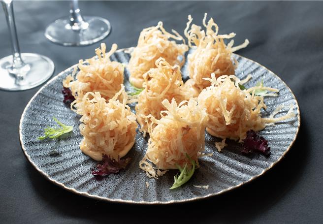 长荣文苑酒店（嘉义）特别推荐口感丰富且层次分明的「火焰虾球佐麻辣奶油酱」，虾球外酥内嫩并搭配麻辣浓郁奶油酱汁，馥郁醇厚的滋味让人食指大动。（长荣文苑酒店提供）
