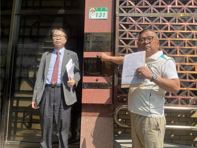 图右台北市议员刘耀仁（林伟信摄影）