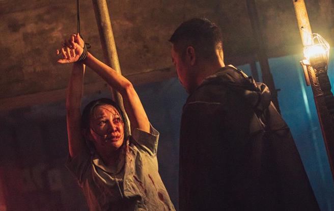 李杏（左）在《器子》中惨遭张孝全刑虐。（华映娱乐提供）