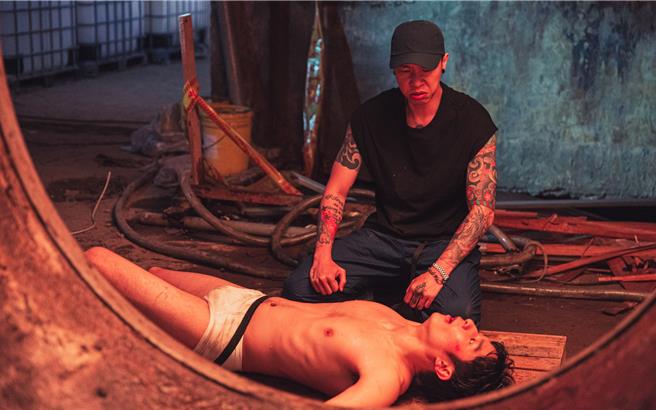 黄礼丰只穿内裤上阵，后为同片演员小春。（华映娱乐提供）