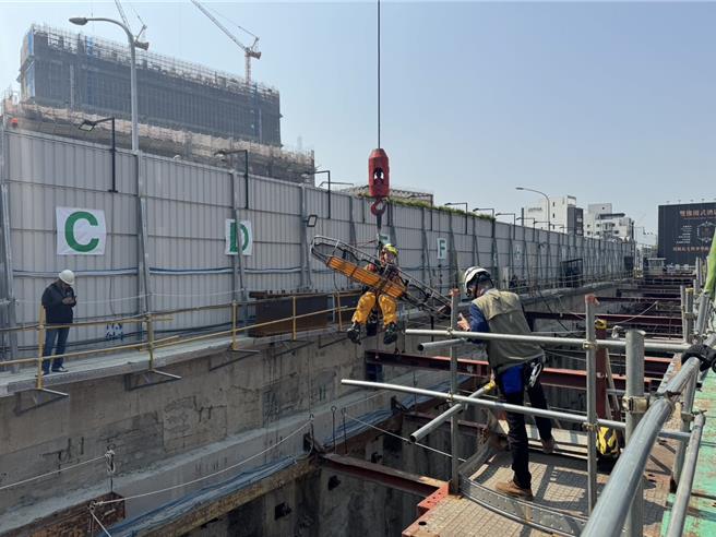 台中市北屯区中平路某处建筑工地24日下午1时25分传出25岁武姓工人坠落意外，中市消防赶往现场救援，将人吊挂至平面。（中市消防局提供／潘虹恩台中传真）