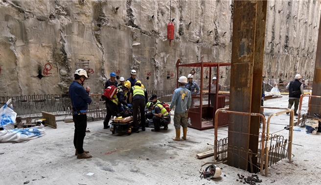 台中市北屯区中平路某处建筑工地24日下午1时25分传出25岁武姓工人坠落意外，中市消防赶往现场救援，将人吊挂至平面。（民眾提供／潘虹恩台中传真）