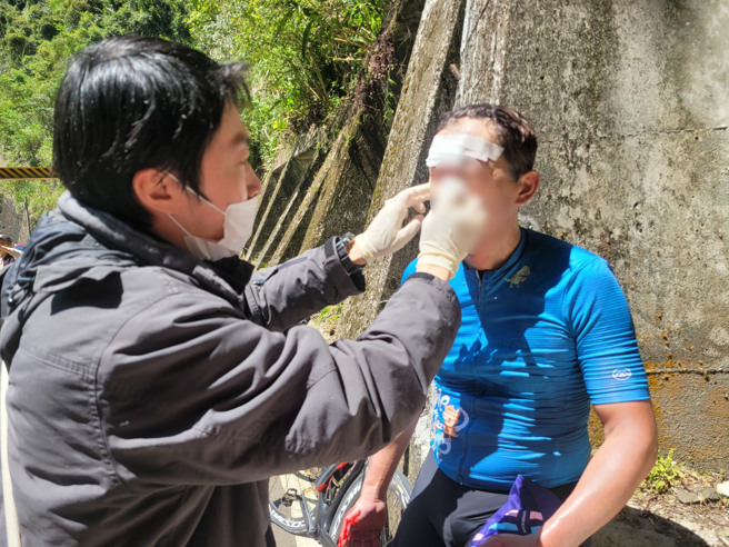 耕莘医院的医护人员在偏乡巡诊回程目击车祸，立即下车协助帮忙。（翻摄画面）