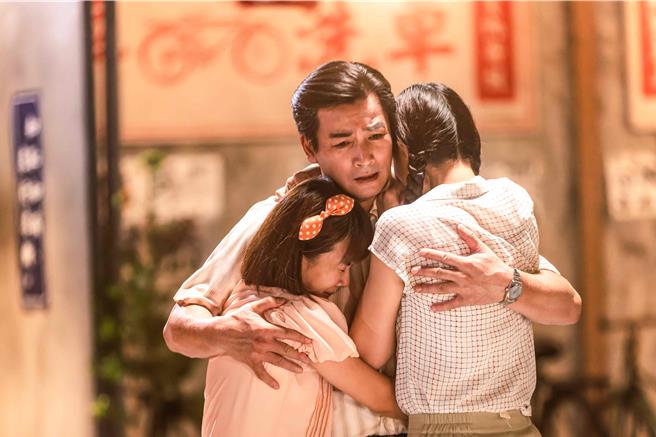 伊正在《火車來去》大結局中突然現身，女兒們急奔上前緊緊擁抱父親。（華視、公視台語台提供）