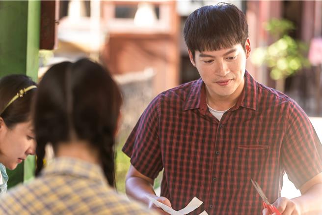 許孟哲大讚《火車來去》導演李岳峰拍攝自由。（華視、公視台語台提供）