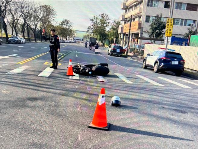 警方获报立刻赶到事故现场戒护、疏导交通。（民眾提供／纪爰高雄传真）