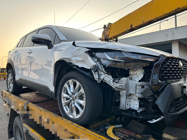 国道1嘉义大林路段昨（23）日发生惊险事故，一辆自小客车疑似驾驶精神不济，连续两度撞上内侧护栏，车头已严重毁损。（图警方提供／简铭柱翻摄）