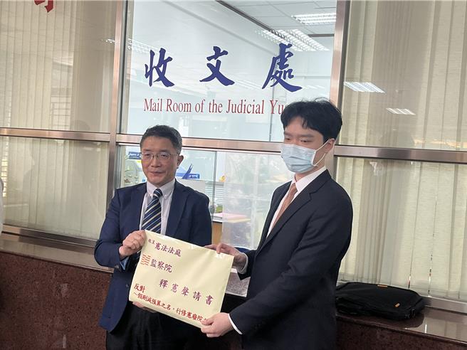 监察院监察调查处长杨昌宪（图左）在诉讼代理人、律师王首雁陪同下，24日下午到宪法法庭递状声请释宪。（林伟信摄）