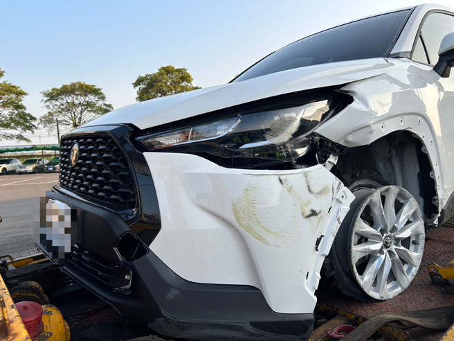 国道1嘉义大林路段昨（23）日发生惊险事故，一辆自小客车疑似驾驶精神不济，连续两度撞上内侧护栏，车头已严重毁损。（图警方提供／简铭柱翻摄）