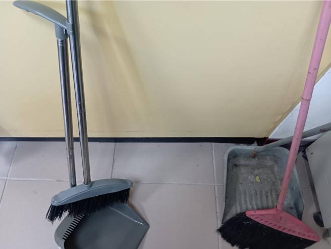 云林县某国小传出校长要求7名学生在校长室罚跪，其中2名学生不愿意跪，校长竟持扫把打人，云林县政府24日表示已启动调查。此为示意图。（张朝欣摄）