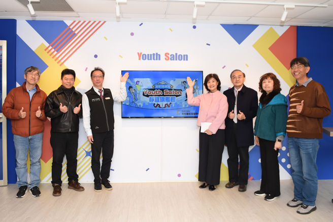 图说：劳动部劳动力发展署中彰投分署的专业职涯辅导人员进驻静宜校园，并设置多功能数位化软硬体设备。