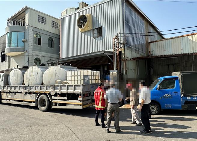 台南市安定区中沙里中崙工业区一家电镀厂，24日下午传出工安意外，疑因员工误将聚氯化铝与漂白水混合，导致有害气体逸散，多名员工吸入呛伤，其中54岁林姓男子当场已无呼吸心跳。（读者提供／洪荣志台南传真）